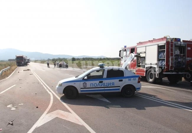 (СНИМКИ) Обходният път на Враца е блокиран заради зверската катастрофа