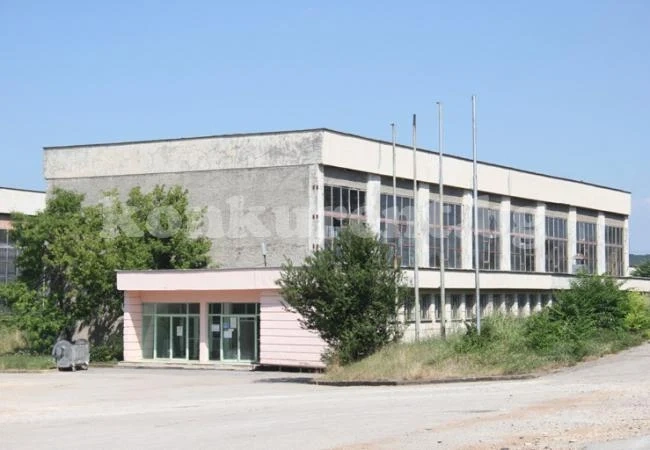 Покритата писта е пред ремонт, търси се изпълнител