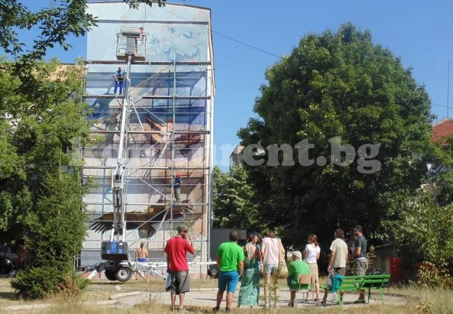 (Снимки) Рисуват стените на СОУ „Отец Паисий“