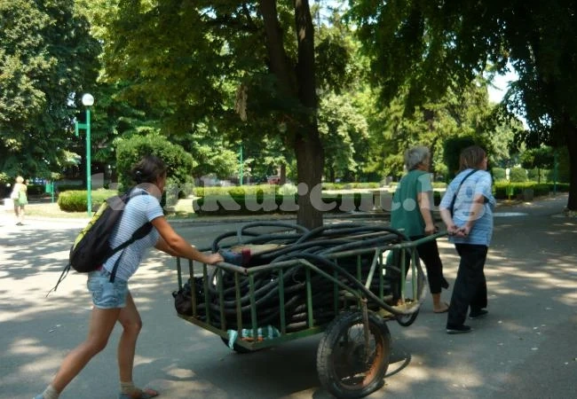 Поддържат парк с поливане на ръка