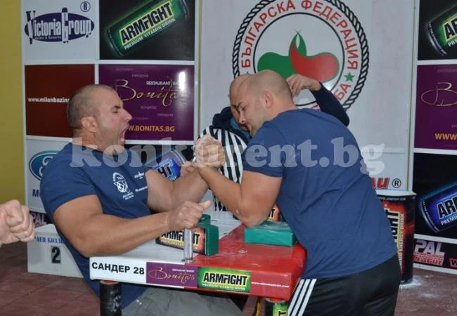 Младенов мери сили с балканци