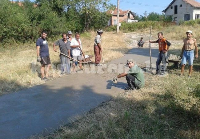 Съседи сами ремонтираха улицата си
