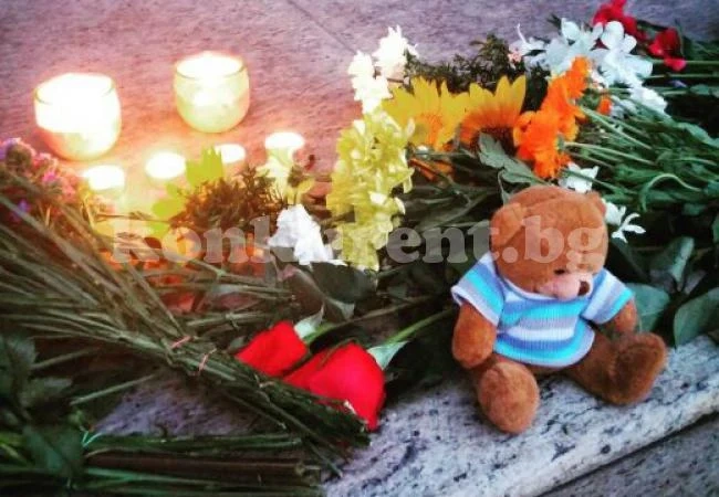 Цветя и плюшени мечета пред президентството за сина на Плевнелиев