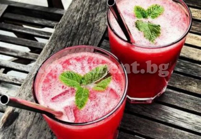 Бърза и лесна лимонада от диня разхлажда в жегата (РЕЦЕПТА)