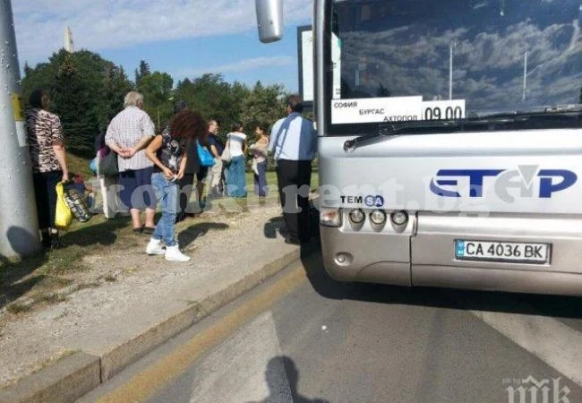 Екшън в автобус: Жена нокаутира друга, помислила я за джебчийка