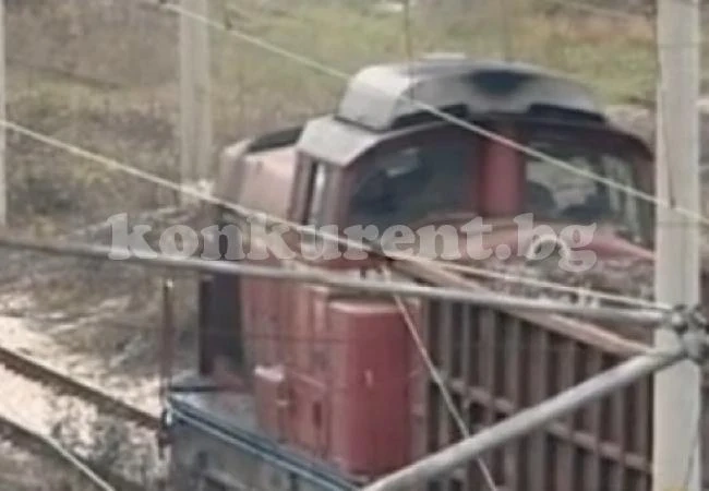 Пушек спря локомотива между  Люти брод и Ребърково