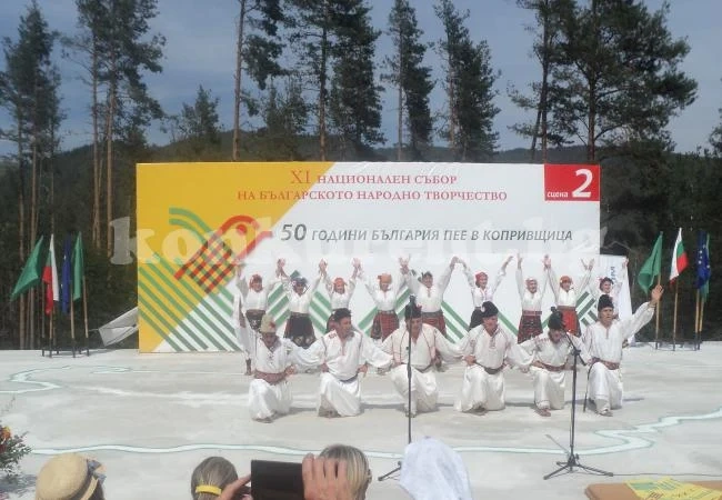 Танцьори от Софрониево се върнаха с грамоти и плакет от Копривщица