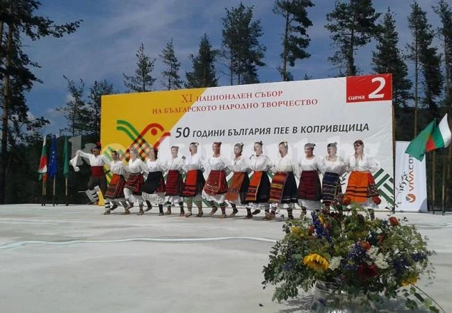 Танцьори от Бутан плениха публиката в Копривщица