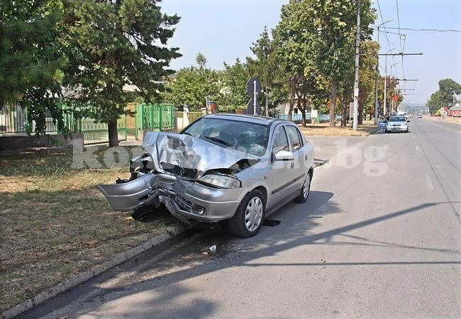 Шофьор помете знак и стълб във Враца