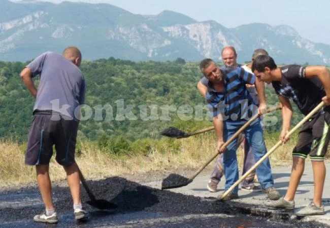 Ремонтират пътищата в община Мездра