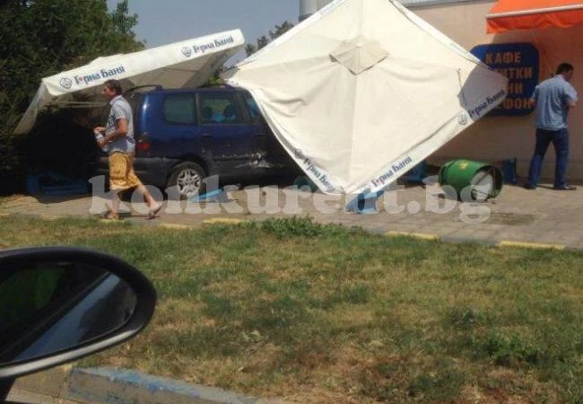 Бус се вряза в кафене в Алтимир