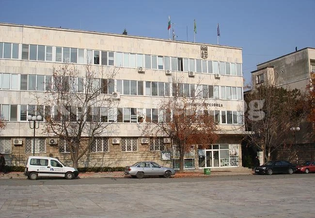 Почистват пътната мрежа в Берковица