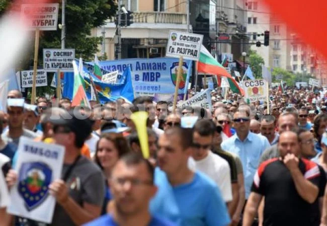 Ново 20: Режат брутално 20-те заплати при пенсия на военни и полицаи