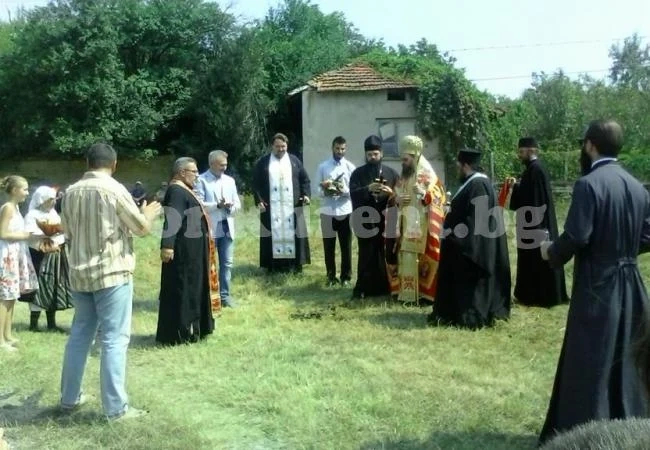 Строят храм в Крапчене, първа копка направи кметът на Монтана