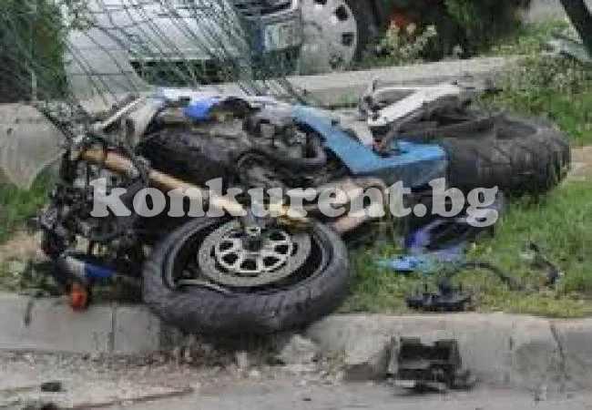 13-годишен с мотопед се натресе в дърво