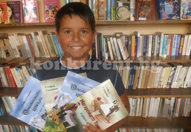 Малък читател дари книги на библиотеката в Мездра