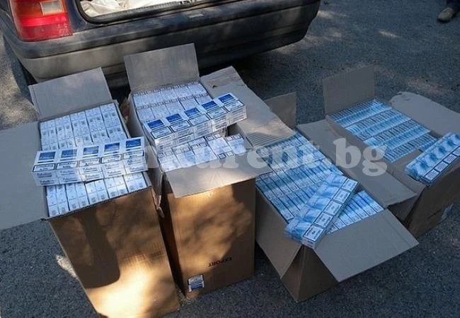 Търговец къта цигари без бандерол в магазин в Лом