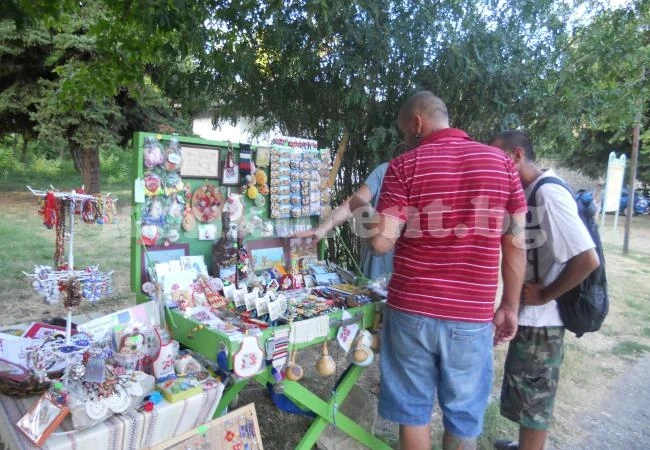 Туристи купуват картини с крепостта „Баба Вида”