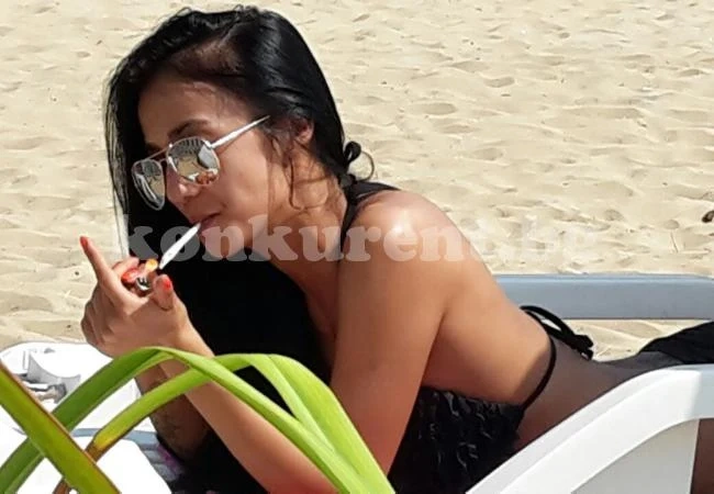 Ани Хоанг хваната да пуши трева на плажа!
