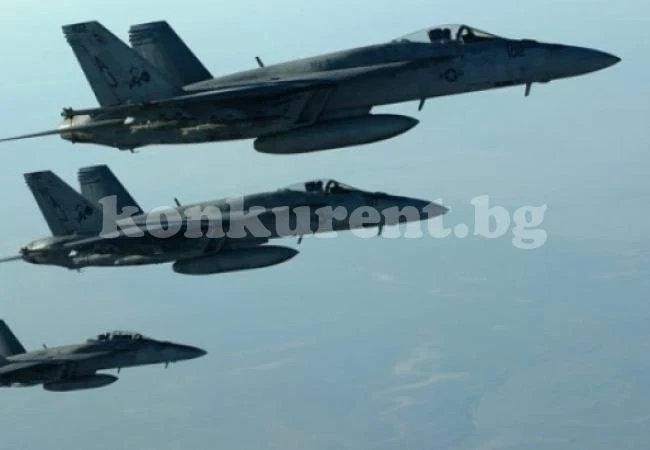 Парашутисти скачат от военни самолети край Балчик