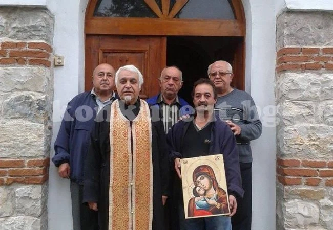 ВМРО дари икона на църквата в Краводер