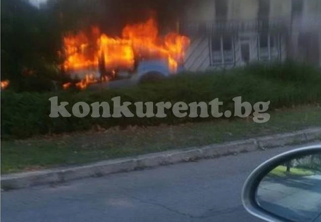 Кола пламна в движение