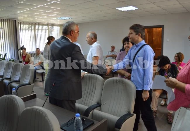Видео: Управници подариха на Йоан телефон, посрещнаха го на крака