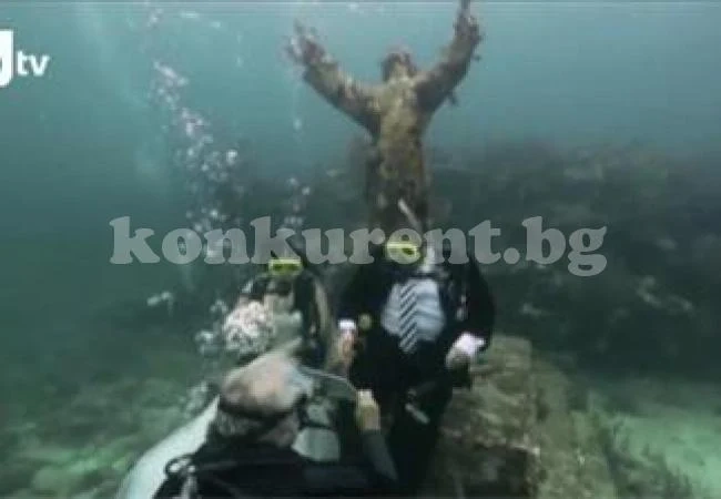 Влюбени се ожениха под водата
