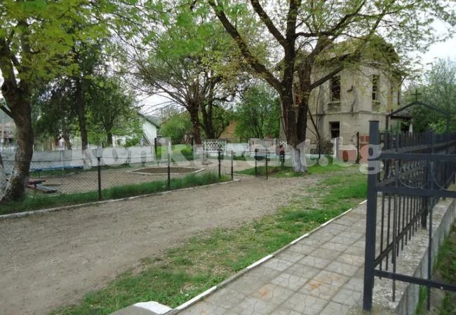 Брусен празнува