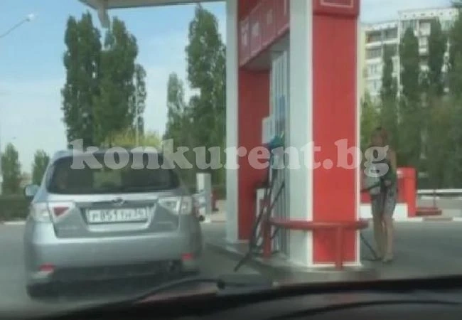 Блондинка изби рибата в опит да зареди на наша бензиностанция (ВИДЕО)