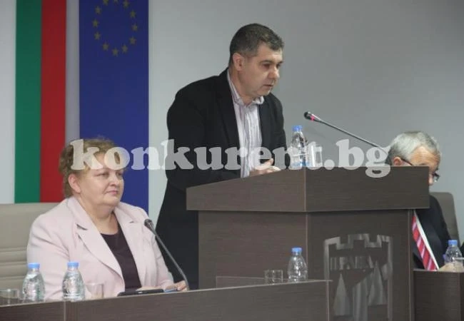 Общински шеф от Враца се стяга за асфалтиране с лопата