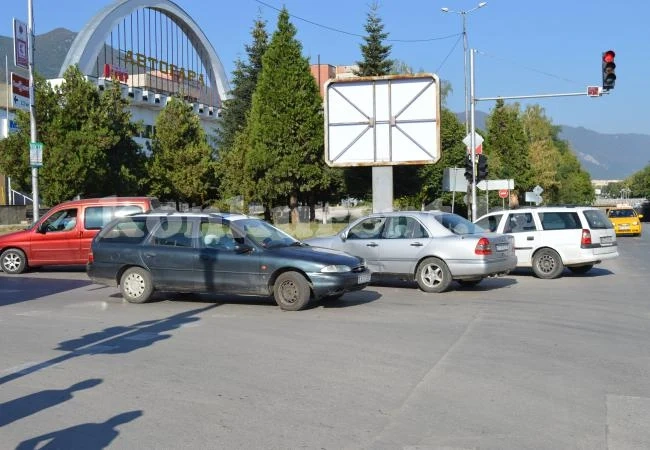 Катастрофа при Лидл във Враца затруднява движението