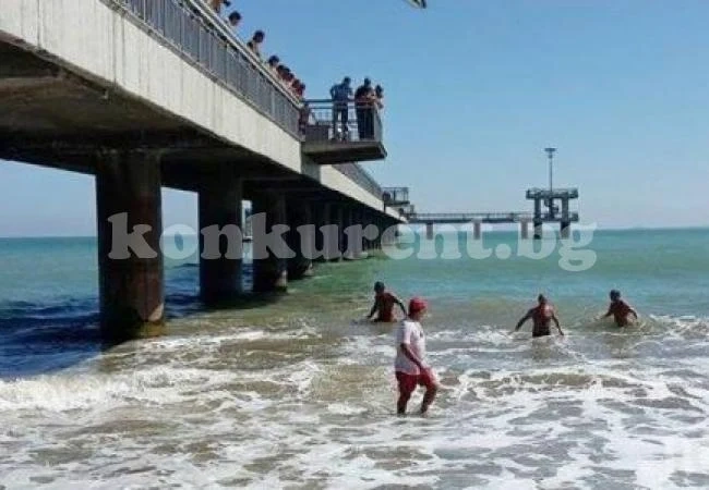 Страшна драма в Бургас: Мъртво вълнение не пуска никого до млад удавник
