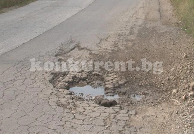 Огромни дупки застрашават животи на пътя Враца-Криводол