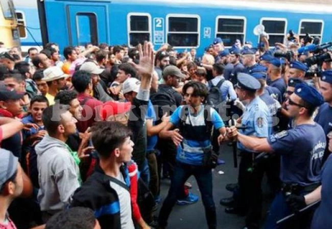 2000 мигранти спаха за втора нощ пред гарата в Будапеща