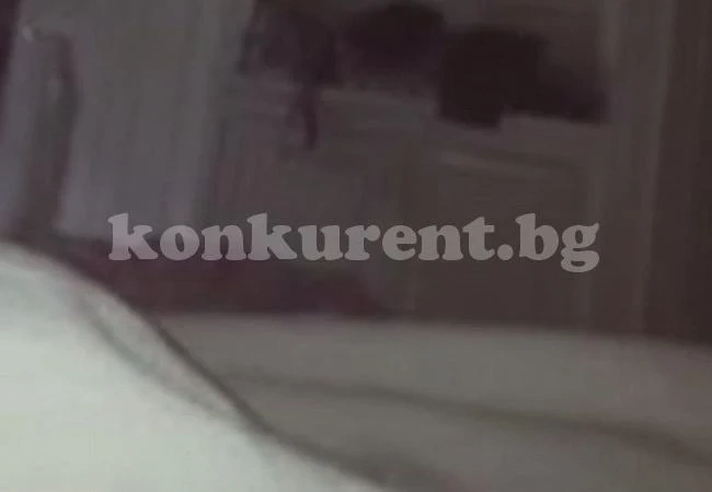Баща хвана призрак заедно с малката си дъщеря в стаята й