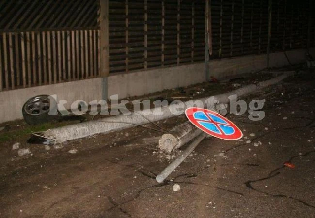 14-годишен „шофьор“ с крадени номера отнесе пътен знак и избяга