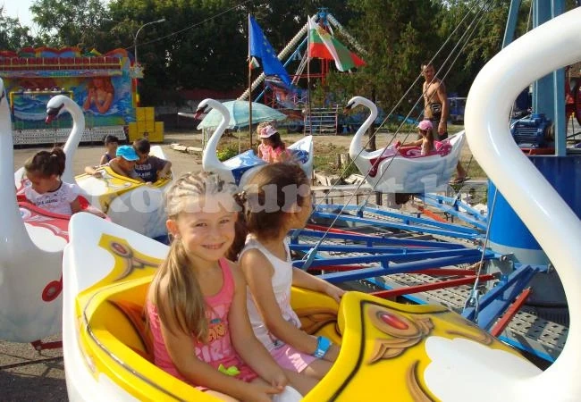 Хлапета от три градини играха безплатно на Видинския панаир