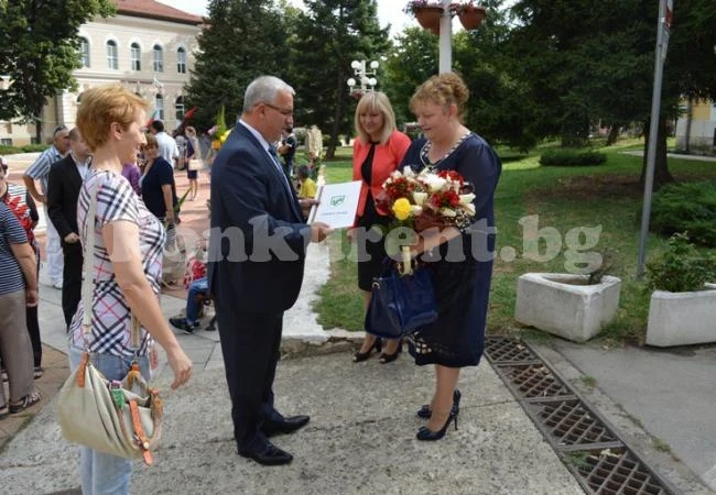 Цветя и целувки за рождения ден на Малина Николова