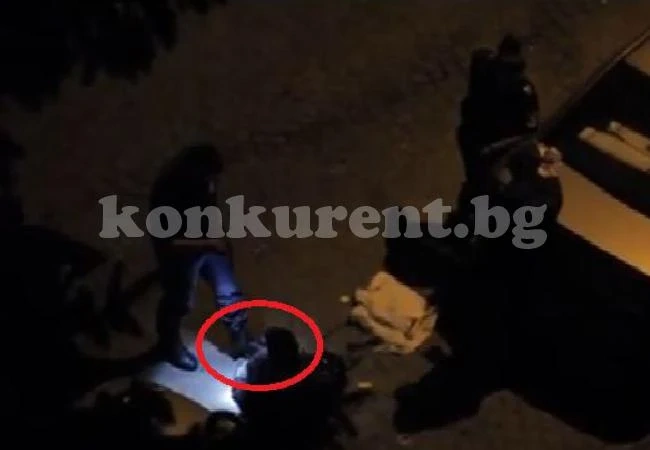 Полицаи се гаврят жестоко с възрастен човек