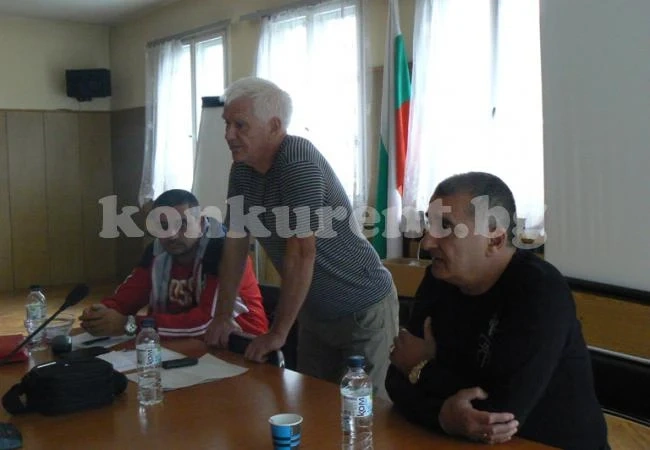 Шеф в АФЛ дари топки на клубове по време на жребий