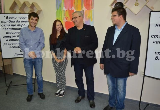Младежите от Враца подредиха изложба с думи на велики мислители