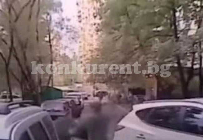 Луд с брадва гони 10 минути съседи