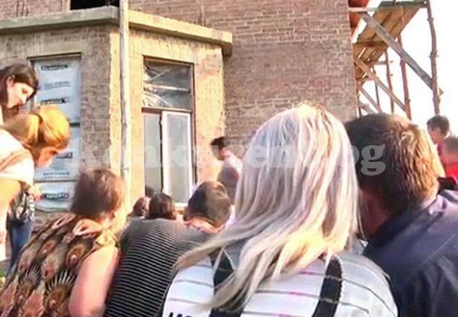 Богородица и младенеца Иисус се появиха на прозорец