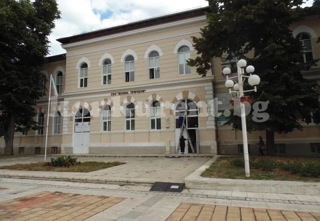 До последно боядисват стени и лъскат паркети в класните стаи