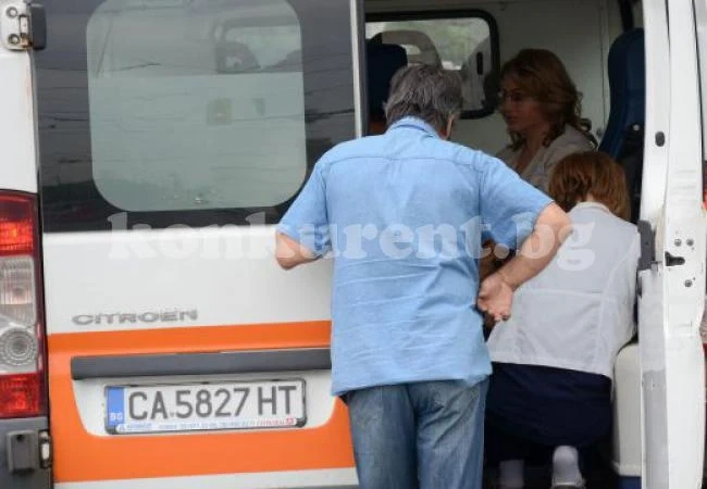 Удар отзад на пътя рани двама, мъж бере душа