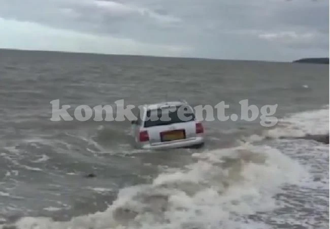 Шофьор паркира на плажа, морето му глътна колата