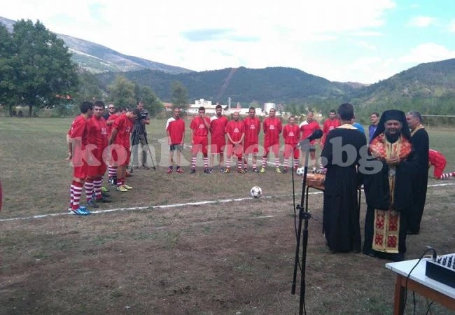 Скала 2015 мачка на старта като валяк