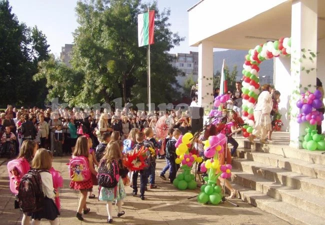 Петя Аврамова посрещна първолаците в СОУ „Никола Войводов“