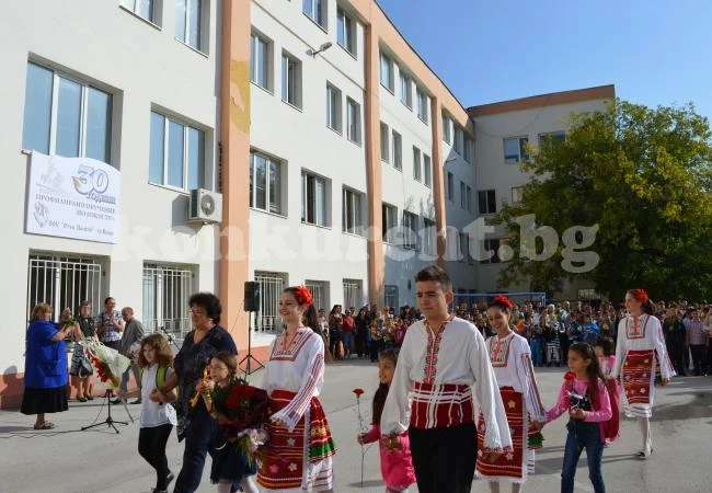 С песни и танци СОУ „Отец Паисий“ започна новата учебна година